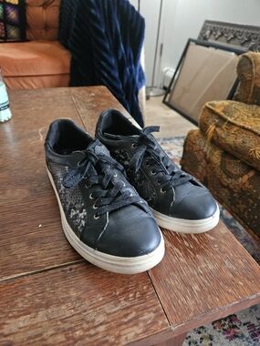 Flexi Black and White Low-Top Women’s Sneakers